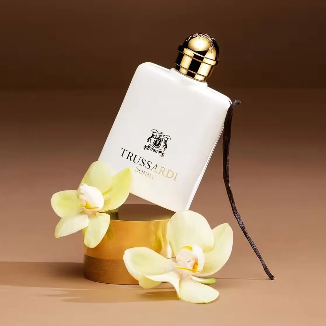 تست روی پوست و نمای نزدیک عطر تروساردی دونا