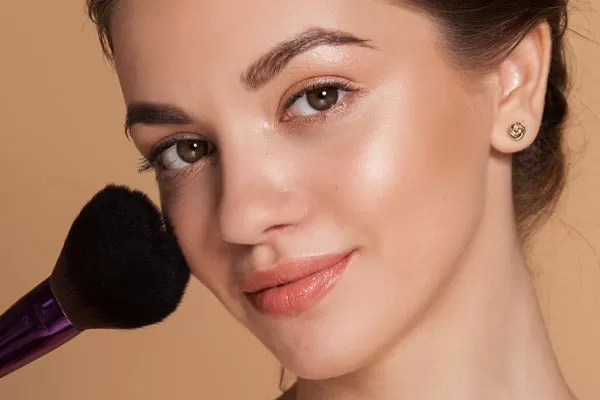 نحوه کرم پودر زدن پوست چرب