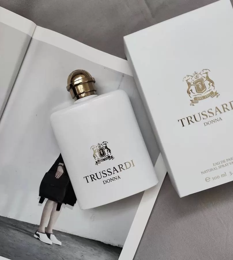 نمونه رنگ‌بندی عطر تروساردی دونا
