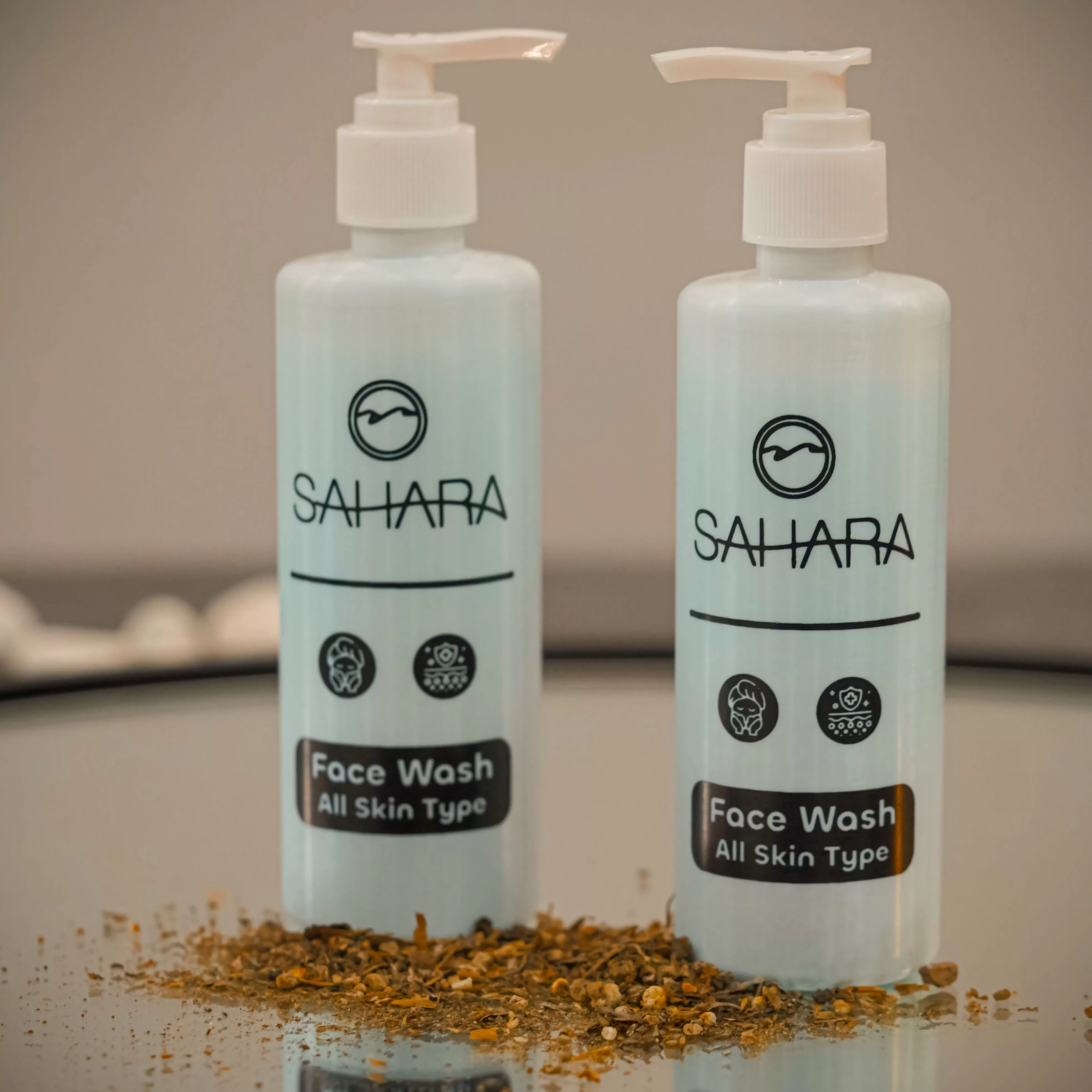 تست روی پوست و نمای نزدیک شوینده صورت انواع پوست صاحارا 250mL