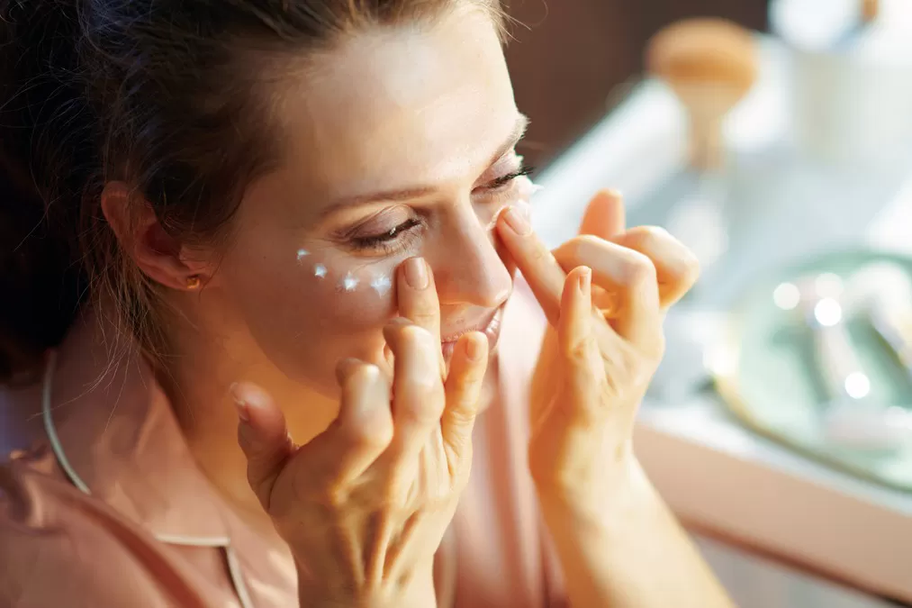 چرا باید از کرم دور چشم استفاده کنیم