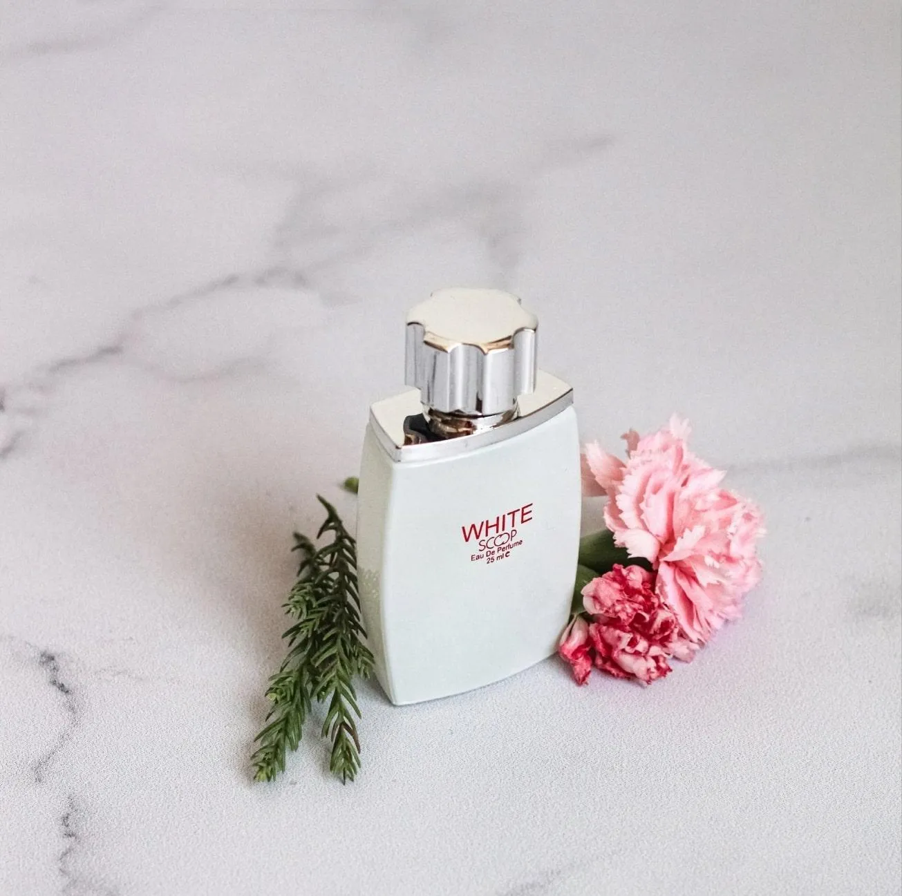 جزئیات و زوایای دیگر عطر لالیک وایت