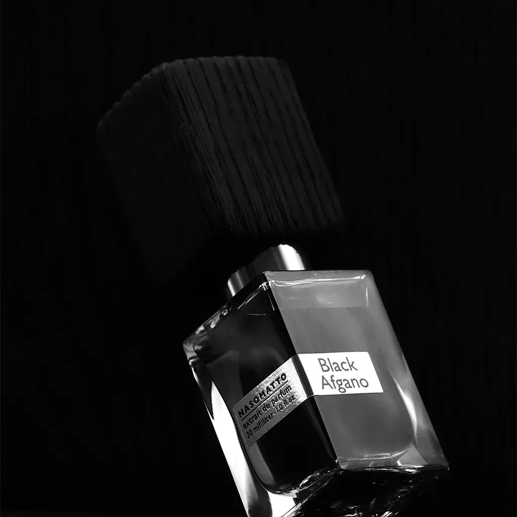 تست روی پوست و نمای نزدیک عطر بلک افغان