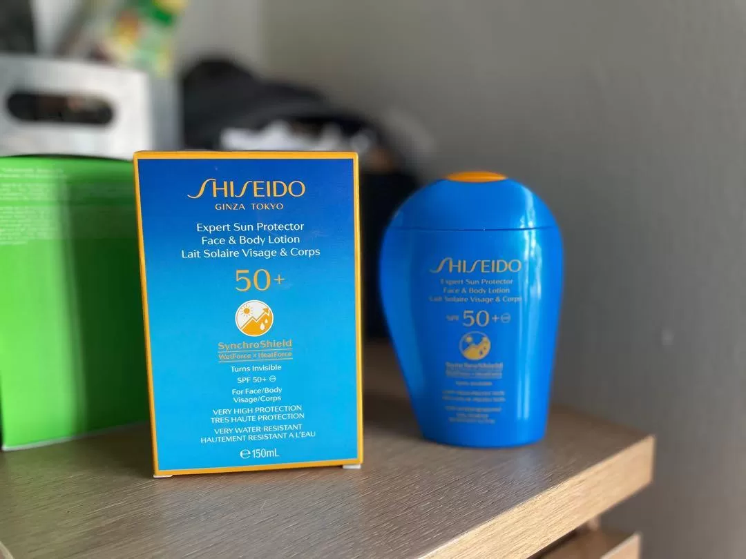 تست روی پوست و نمای نزدیک ضد آفتاب ضد چروک شیسیدو SPF50