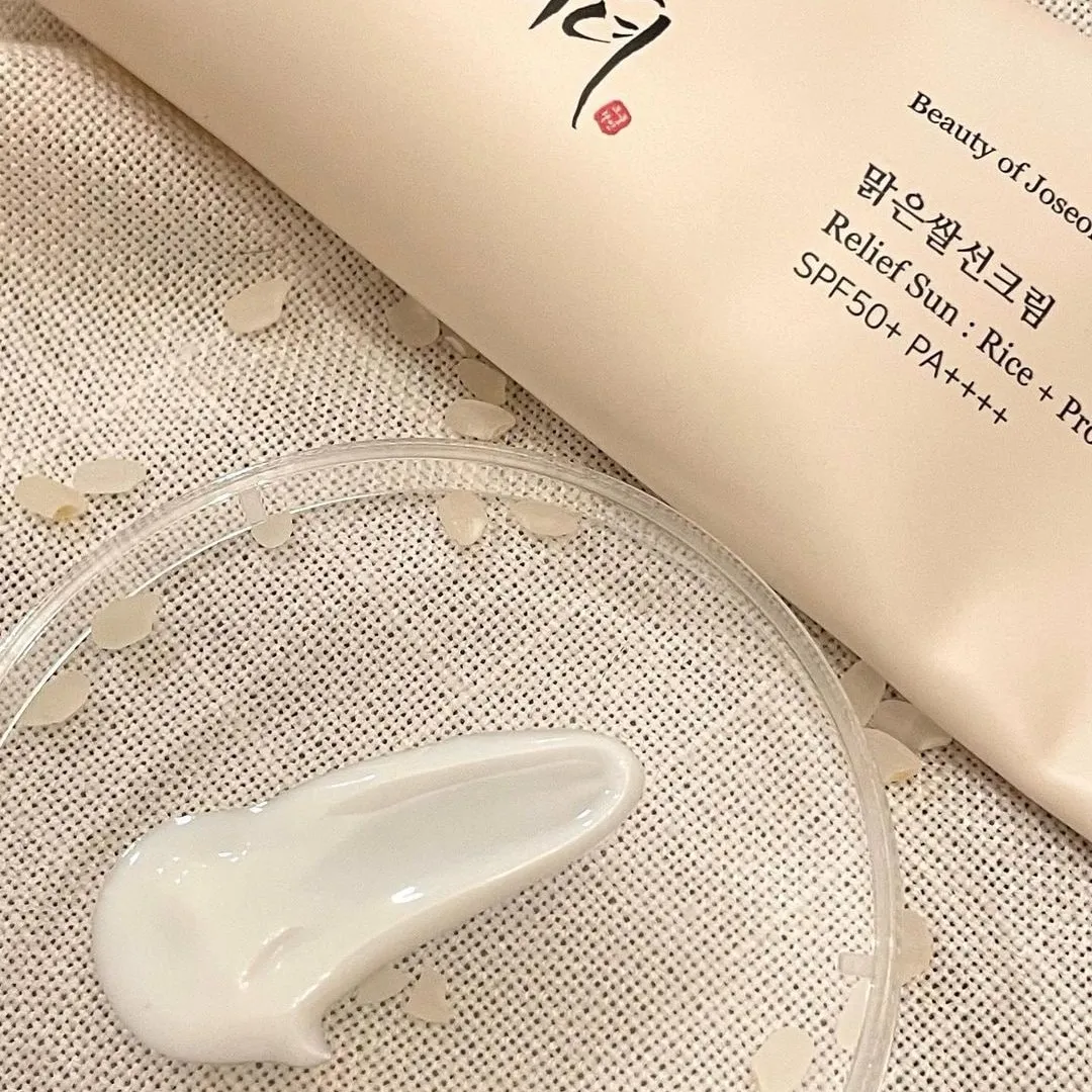 تست روی پوست و نمای نزدیک ضد آفتاب بیوتی آف جوسان مدل سبوس برنج مغذی و مرطوب کننده SPF 50