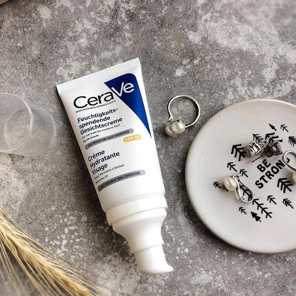 نمونه رنگ‌بندی لوسیون ضد آفتاب بی رنگ سراوی مدل AM مرطوب کننده و محافظت کننده SPF 50