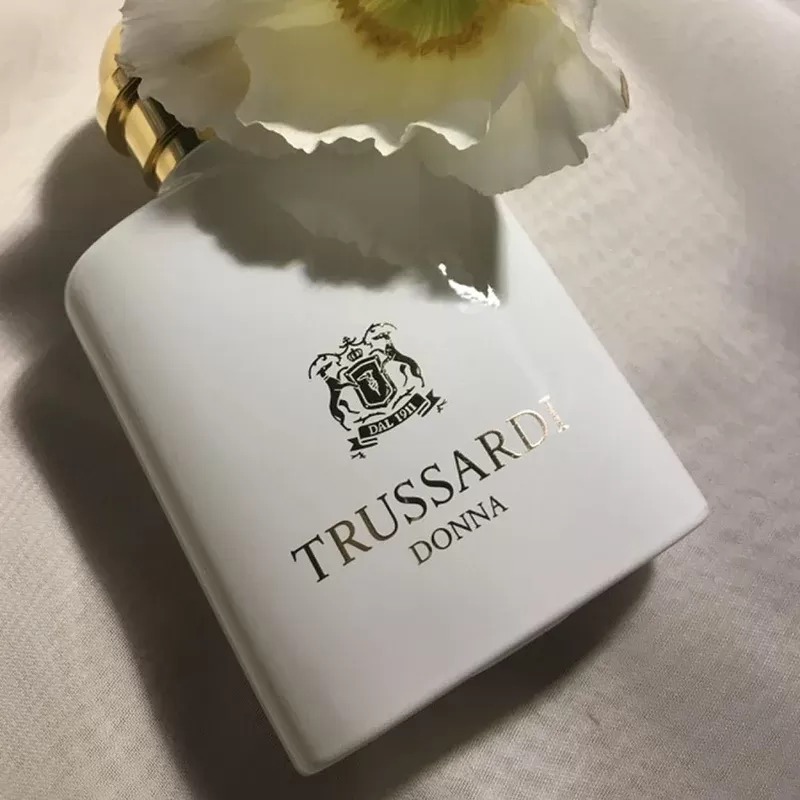 جزئیات و زوایای دیگر عطر تروساردی دونا